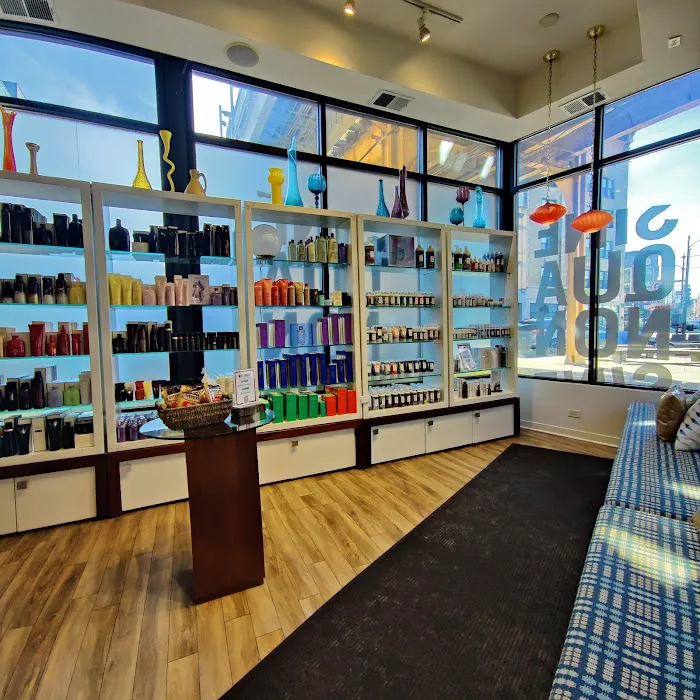 Sine Qua Non Salon Picture 9