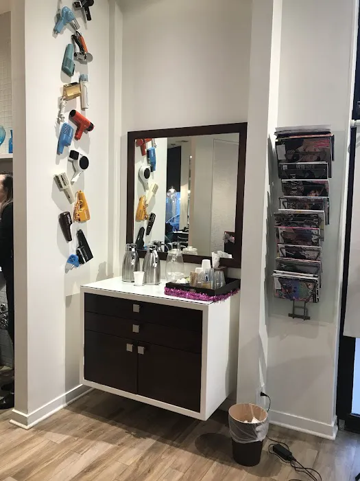 Sine Qua Non Salon Picture 6