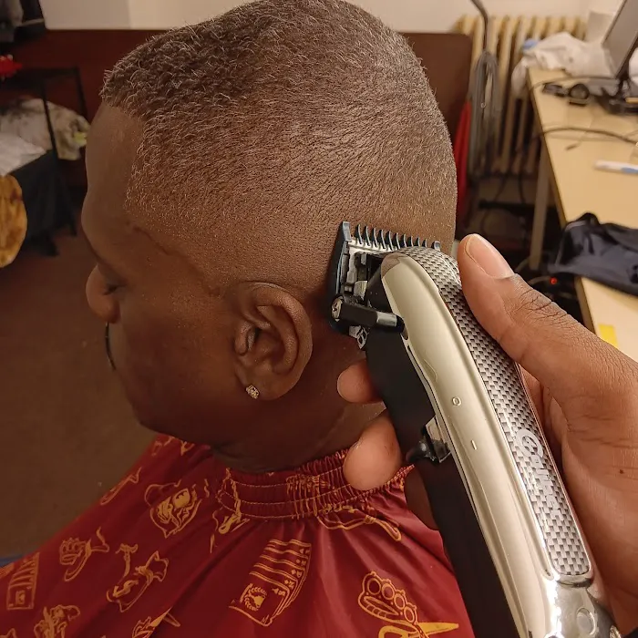 Ben Sutton at 51st & Cornell Barbershop Picture 4