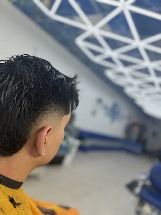 Diamond Cuts Barber Shop and Salon Picture 7