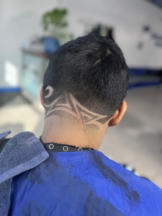 Diamond Cuts Barber Shop and Salon Picture 3