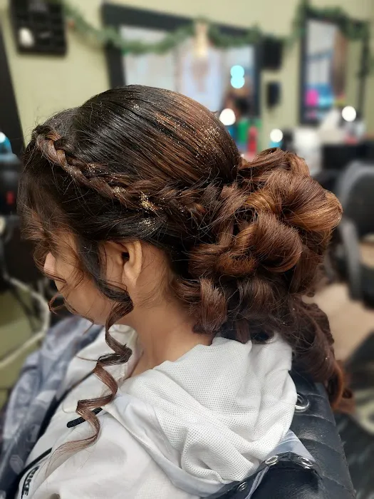 Nicole Hair Salon Unisex Picture 10
