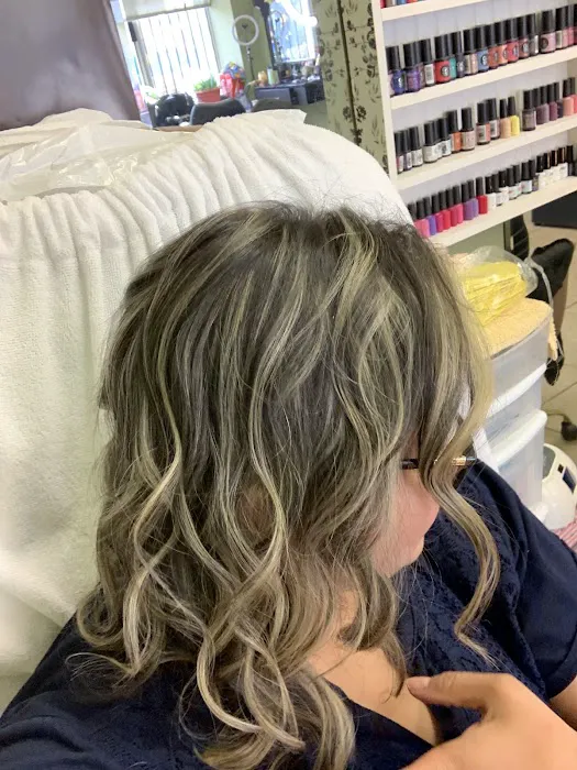 Nicole Hair Salon Unisex Picture 4