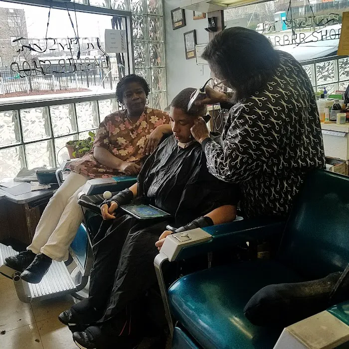 Leverette's Barber Shop Picture 6