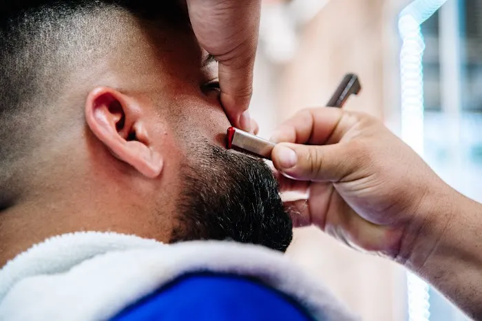 Leroy Avenue Barbershop Picture 3