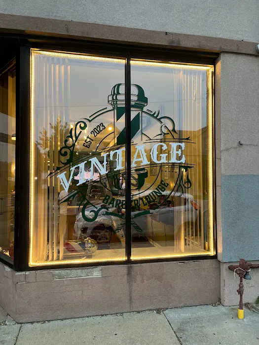 VINTAGE BARBER LOUNGE Picture 6