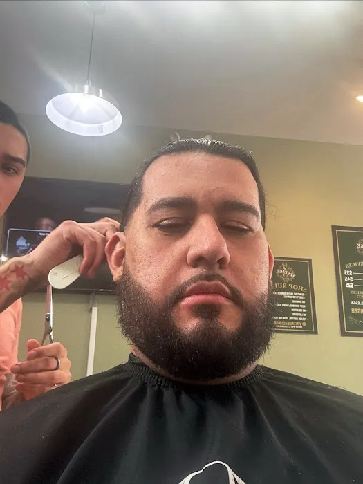 VINTAGE BARBER LOUNGE Picture 5