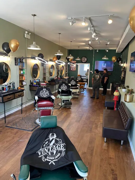 VINTAGE BARBER LOUNGE Picture 8