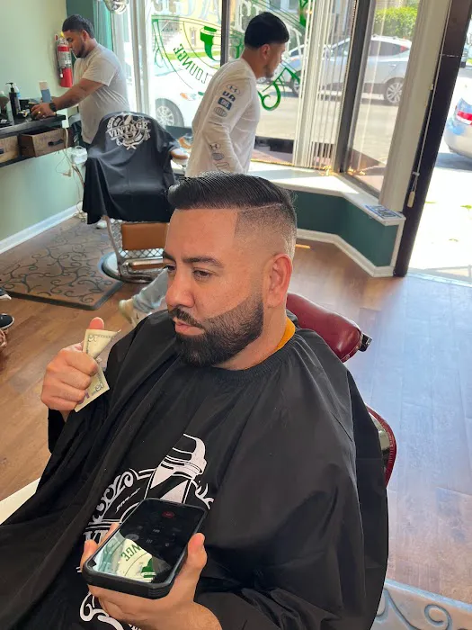 VINTAGE BARBER LOUNGE Picture 1
