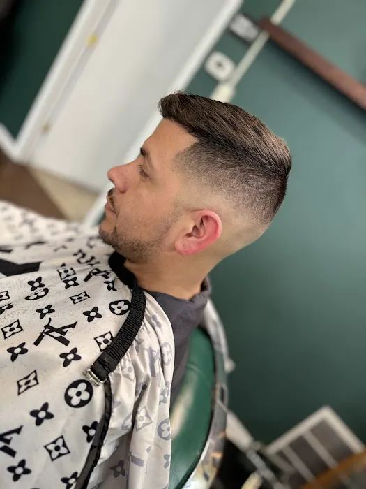 VINTAGE BARBER LOUNGE Picture 4