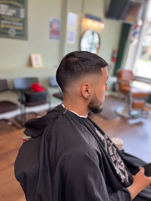 VINTAGE BARBER LOUNGE Picture 3