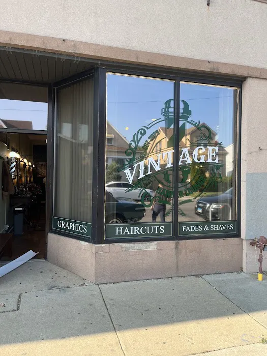 VINTAGE BARBER LOUNGE Picture 7