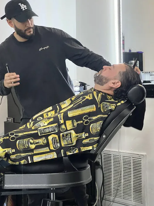Revolutionary Barber parlor Picture 6
