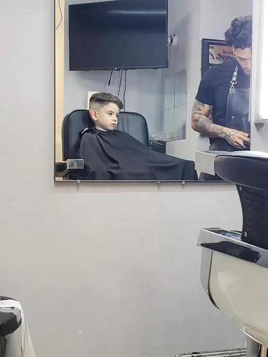 Revolutionary Barber parlor Picture 7