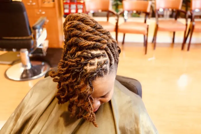 TWISTED ROOTS SALON Picture 8