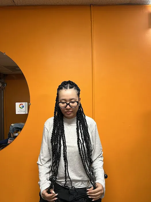 Diamond's African Hair Braiding Picture 1