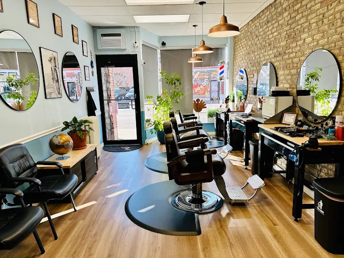 R Barber Shoppe & Salon Picture 9