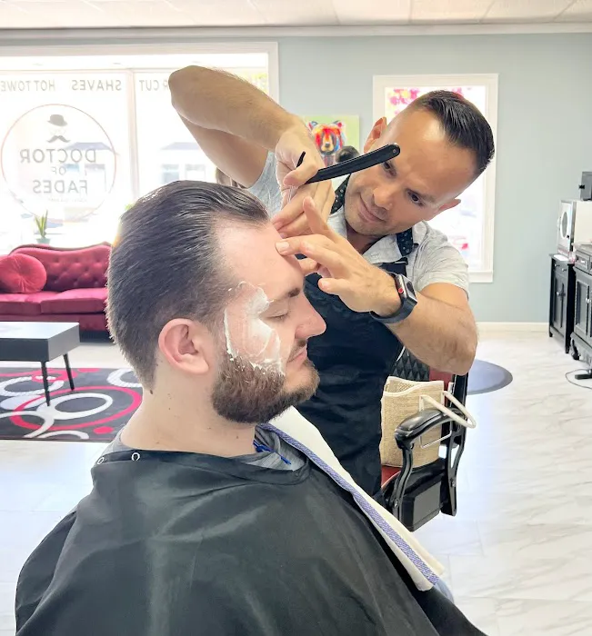 R Barber Shoppe & Salon Picture 8