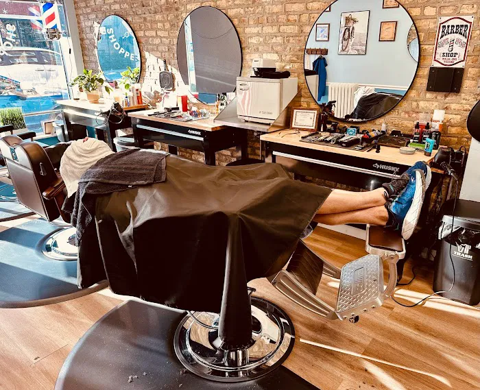 R Barber Shoppe & Salon Picture 10