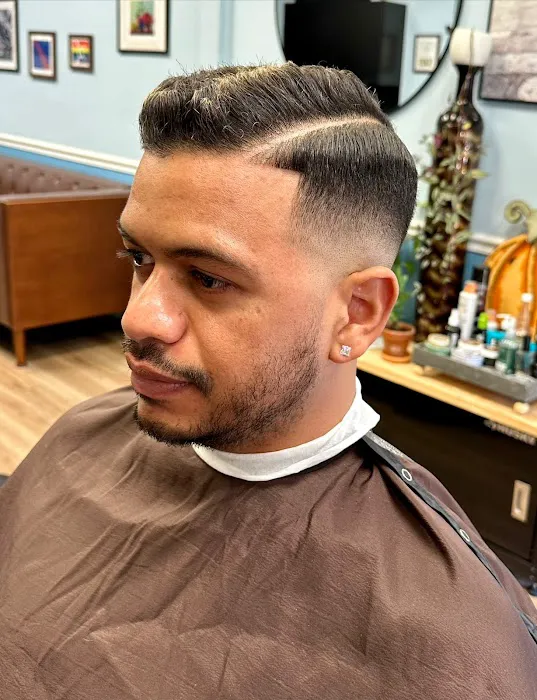 R Barber Shoppe & Salon Picture 5