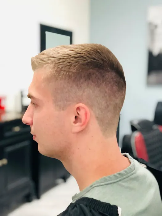 R Barber Shoppe & Salon Picture 2