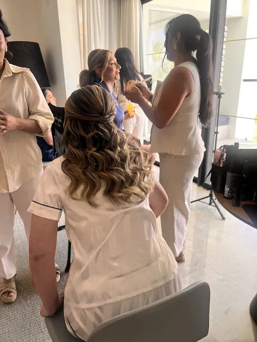 Carta Blanca Salon Picture 3
