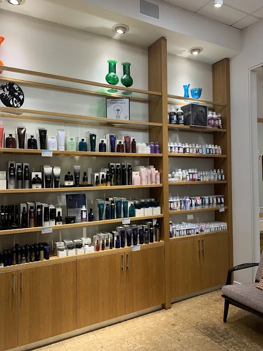 Sine Qua Non Salon Picture 2