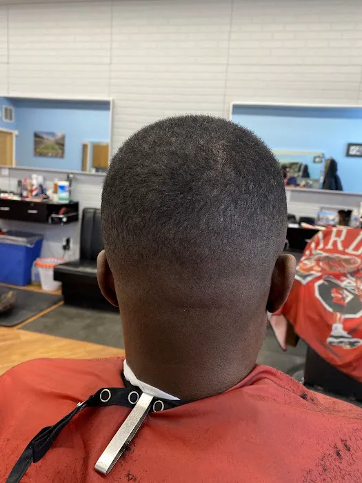 Mella's Full Services Barber Shop Picture 3