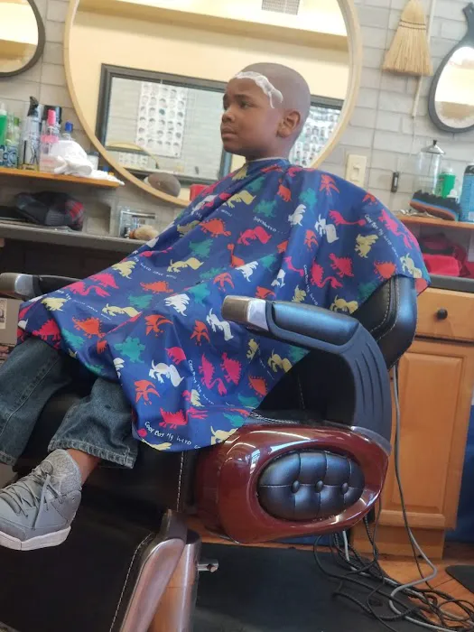 Mella's Full Services Barber Shop Picture 2