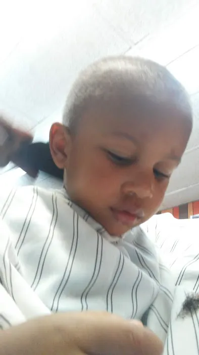 Leon's Barber Shop Picture 2