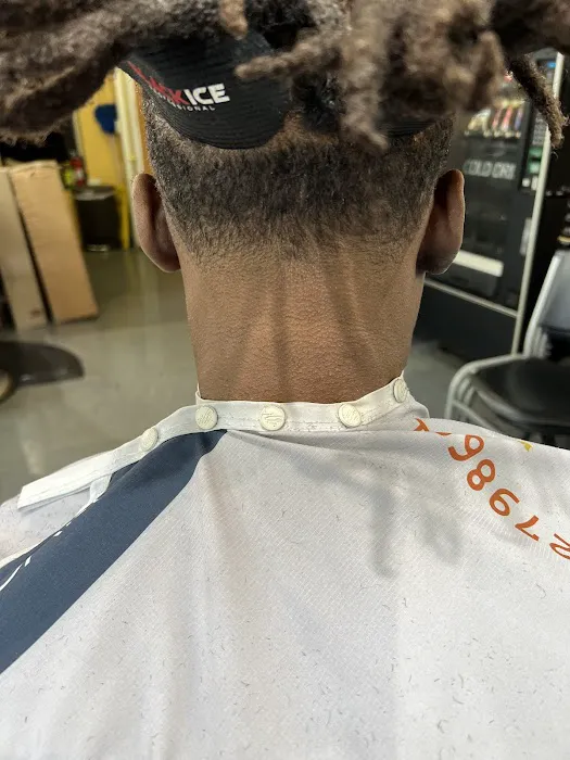 JamelCutz @New Vision Barbershop Picture 2
