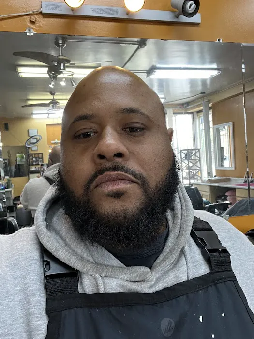 JamelCutz @New Vision Barbershop Picture 5