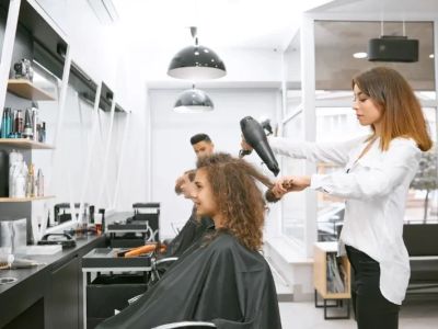 How to Choose a Hair Salon Near Me That Offers Student or Senior Discounts