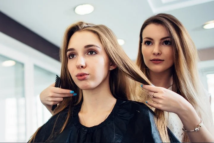 How to Use Before-&-After Photos from a Hair Salon Near Me to Set Realistic Expectations