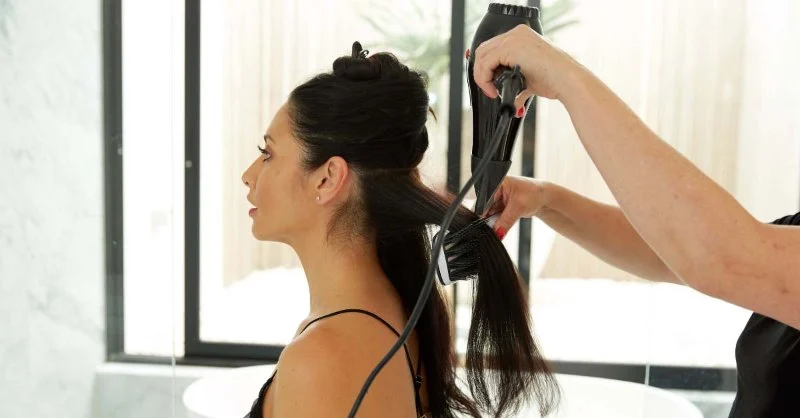 How to Choose between a Hair Salon Near Me and a Mobile Stylist Service