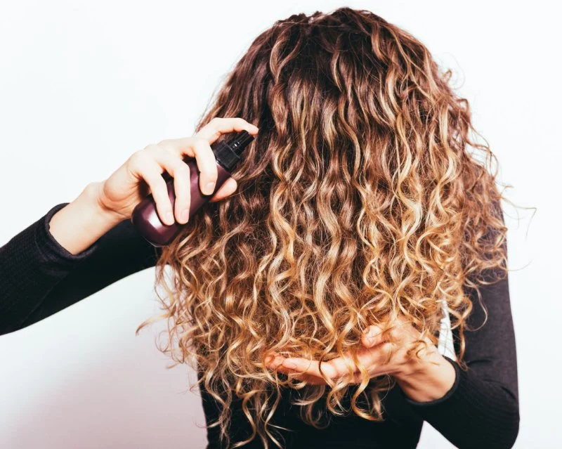 How to Maintain Curls Without Frizz Throughout the Day