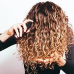 How to Maintain Curls Without Frizz Throughout the Day