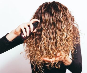 How to Maintain Curls Without Frizz Throughout the Day