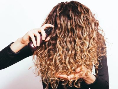 How to Maintain Curls Without Frizz Throughout the Day
