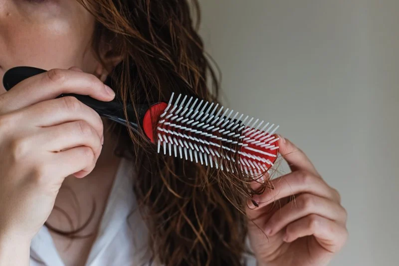 How to Stop Frizzy Hair After Washing Without Using Heat Tools